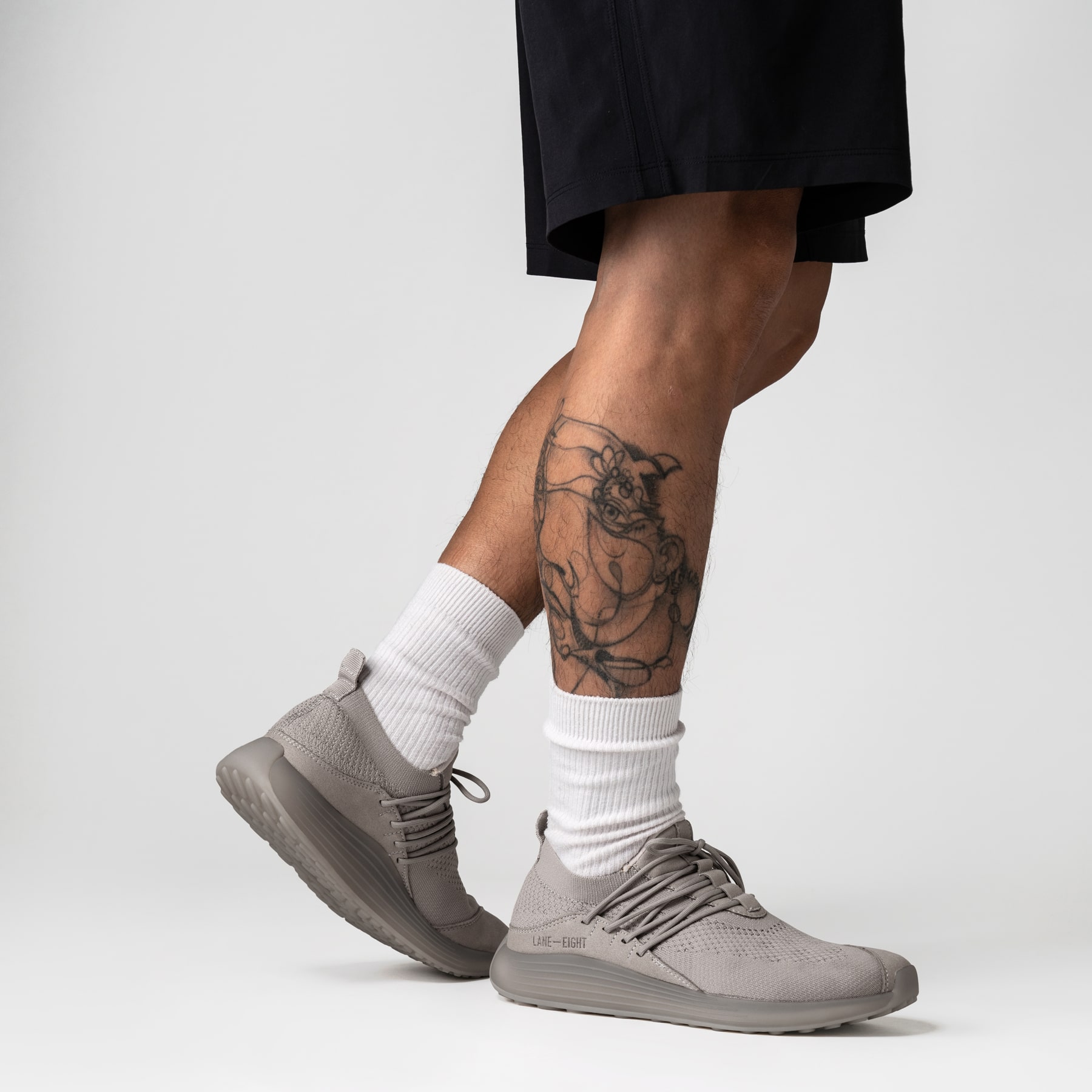 LANEEIGHT-TRAINER-AD-1-LunarGrey-MensOnFoot-min