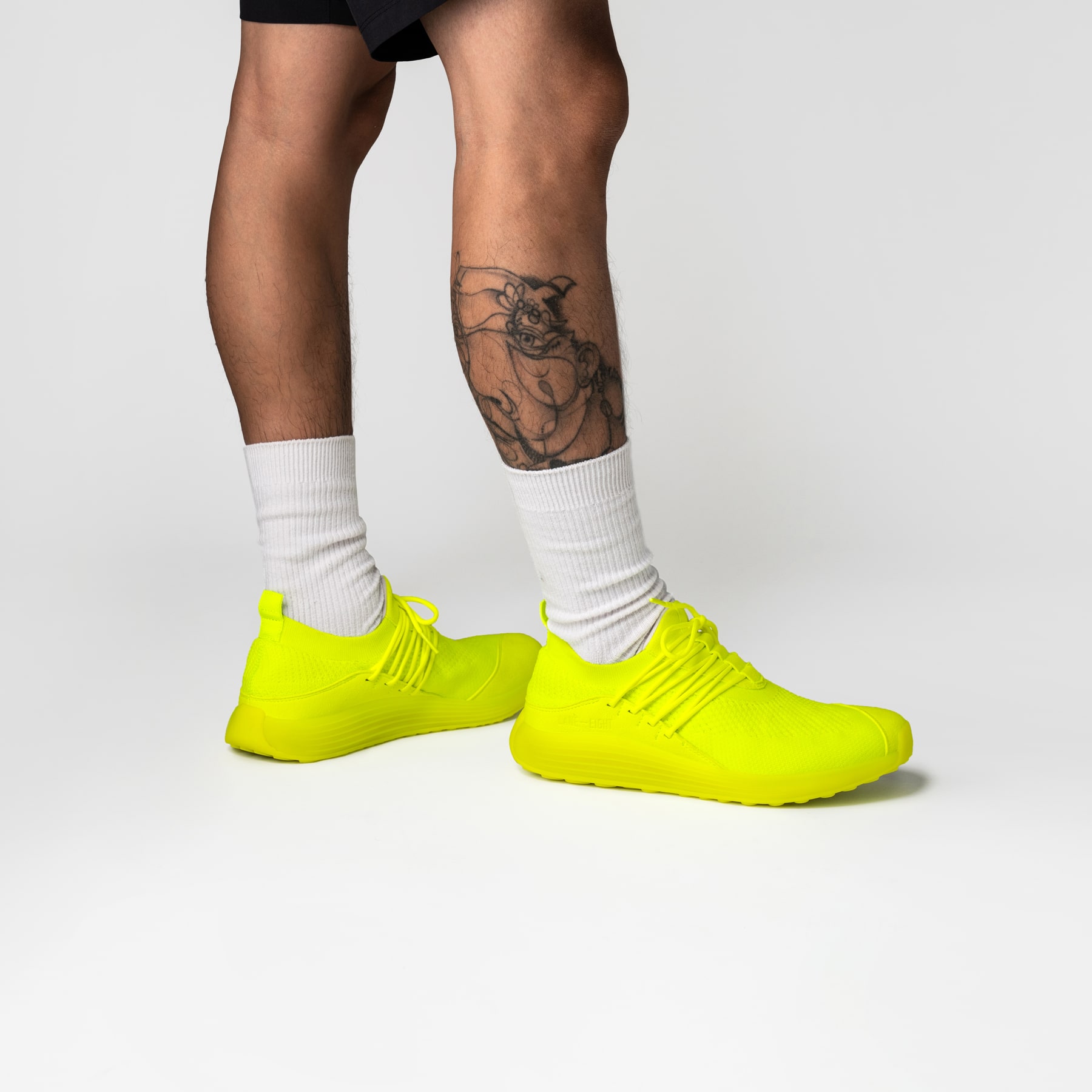 LANEEIGHT-TRAINER-AD-1-ElectricNeon-MensOnFoot-min