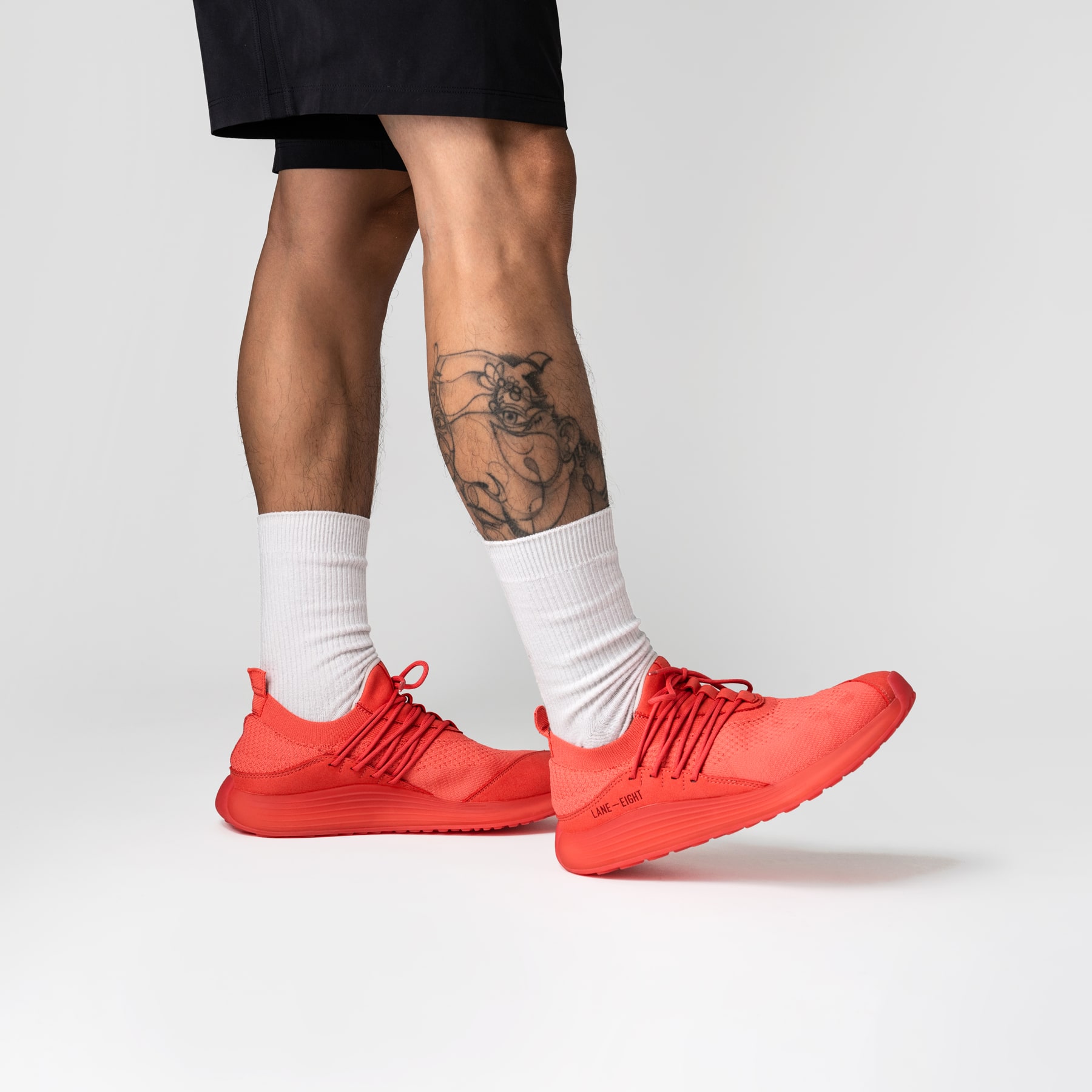 LANEEIGHT-TRAINER-AD-1-EarthRed-MensOnFoot-min